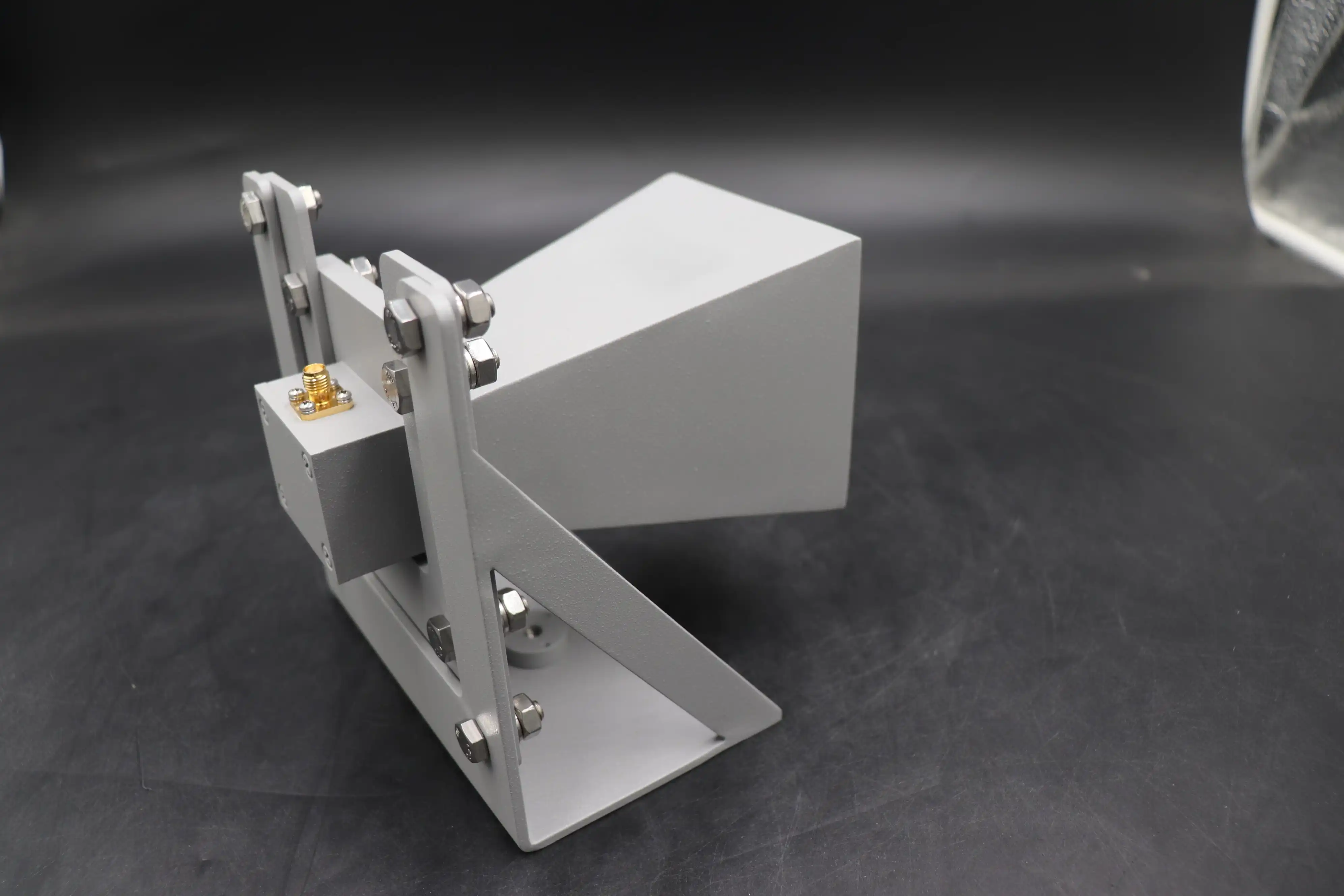 Ultra Wideband Double-ridged Horn Antenna