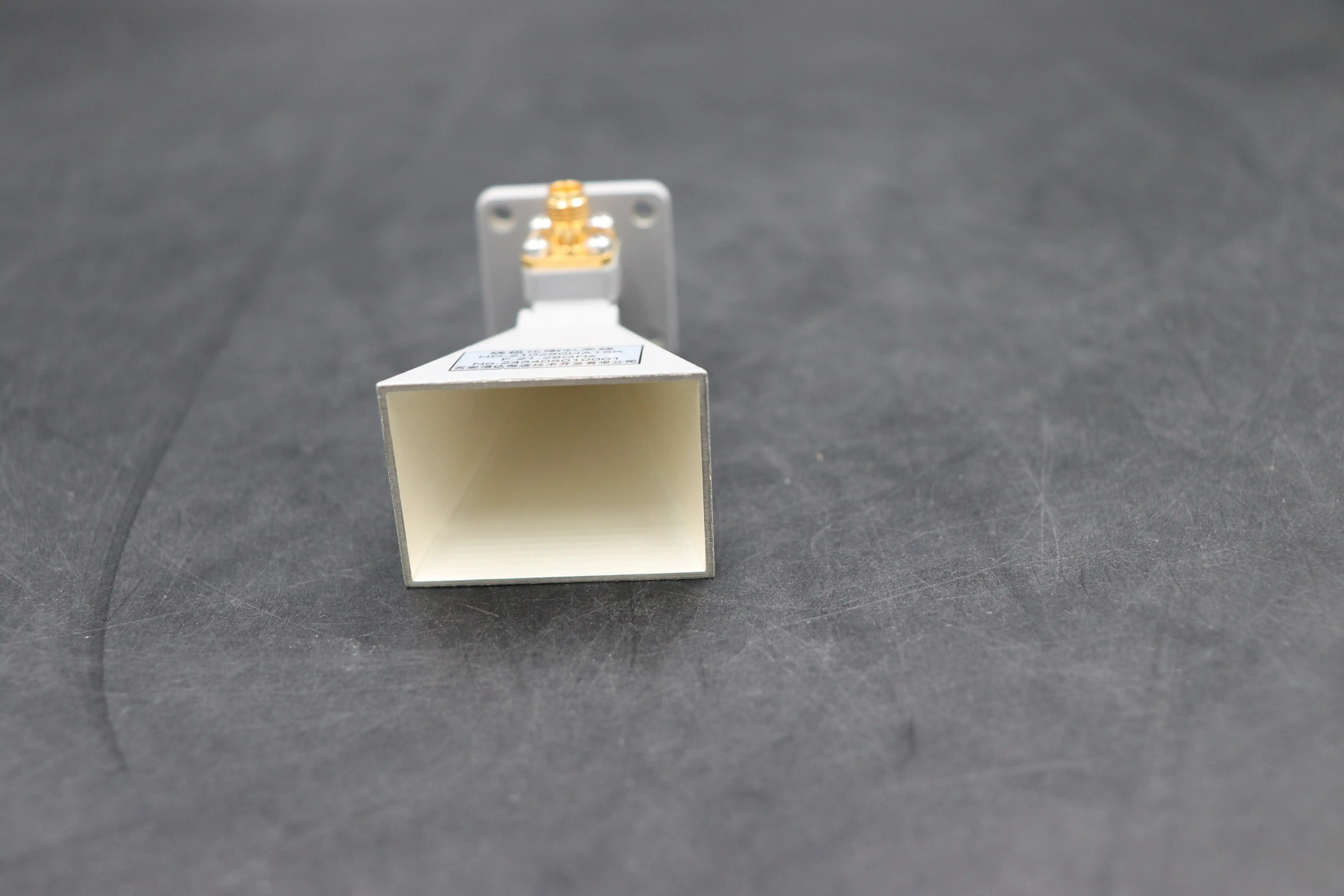 Pyramidal Linear Polarization Horn Antenna