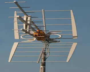 How to optimize the diameter of the helical antenna to obtain a wider bandwidth while ensuring other performance?